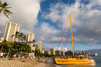 Hoteles a primera línea de costa en la playa de Waikiki Beach. O’ahu.